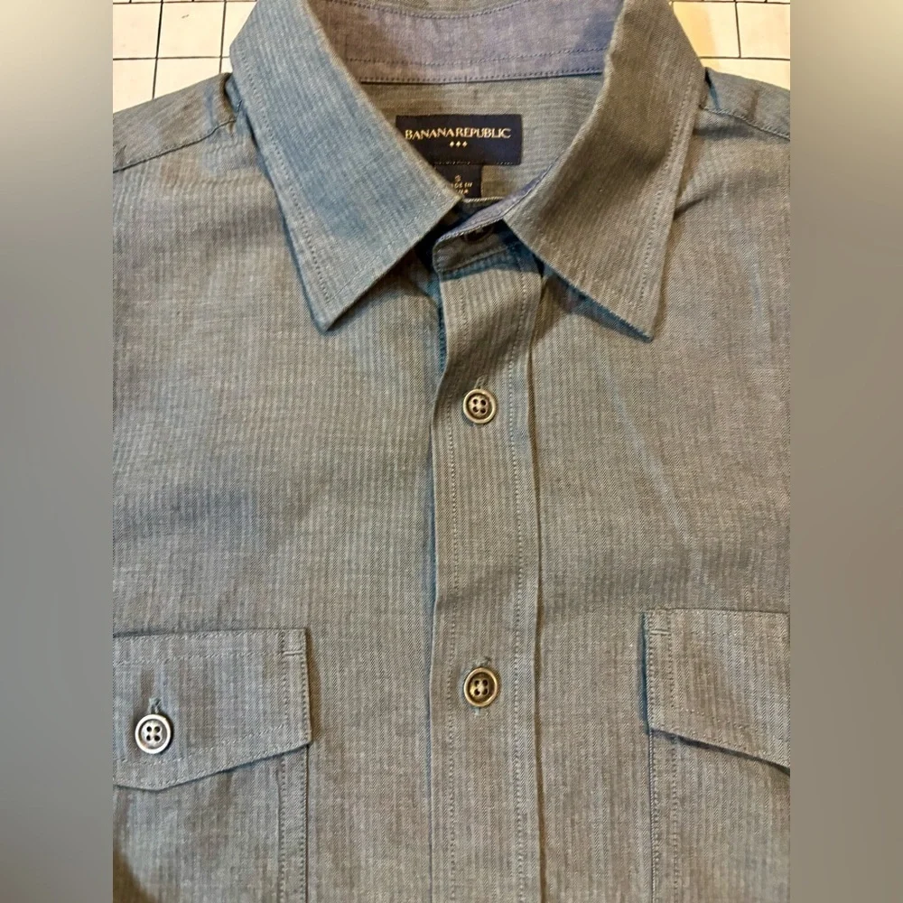 Banana Republic Men’s Size Small Grey Button‎ Down Shirt